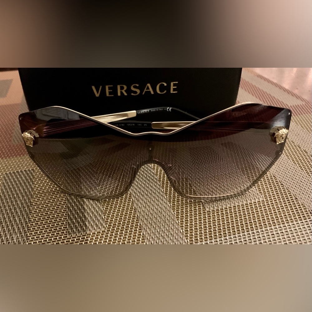 Authentic Versace Women's Gold Brown Designer Sunglasses 2182 Glam Medusa case